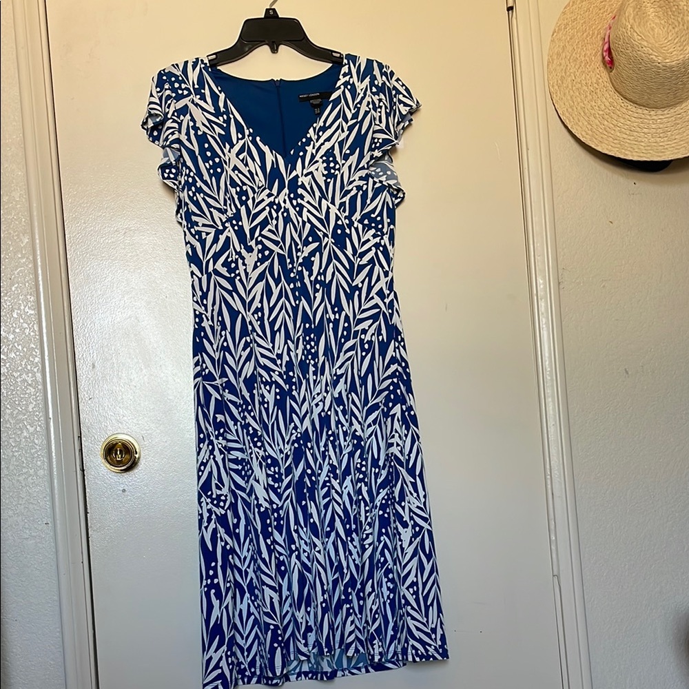 Pre-owned-Maggy London Blue and White Leaf print V- Neck Ruffle sleeve (Size 6)